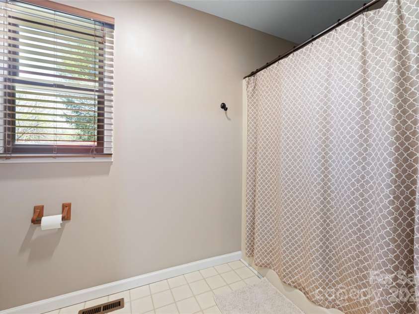 77 Roberts Ridge Drive, Etowah, NC 28729.  MLS# CAR4241039, YatesRealty ID 11510. Primary En Suite Bath