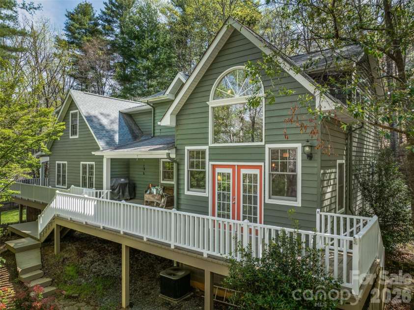 18 Thousand Oaks Boulevard, Fairview, NC 28730.  MLS# CAR4368381, YatesRealty ID 11511. 