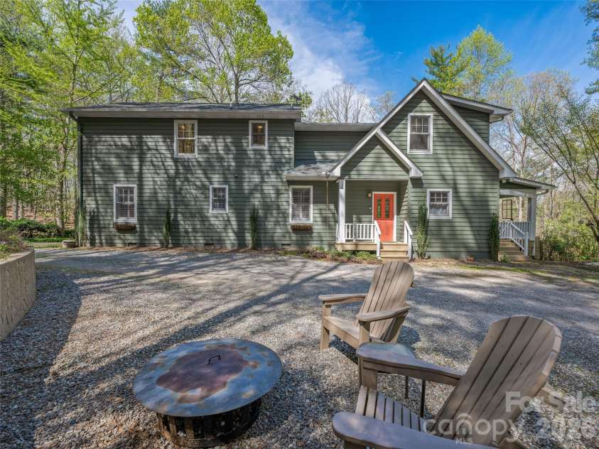 18 Thousand Oaks Boulevard, Fairview, NC 28730.  MLS# CAR4368381, YatesRealty ID 11511. 