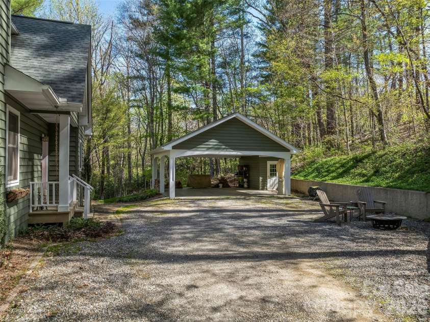 18 Thousand Oaks Boulevard, Fairview, NC 28730.  MLS# CAR4368381, YatesRealty ID 11511. 