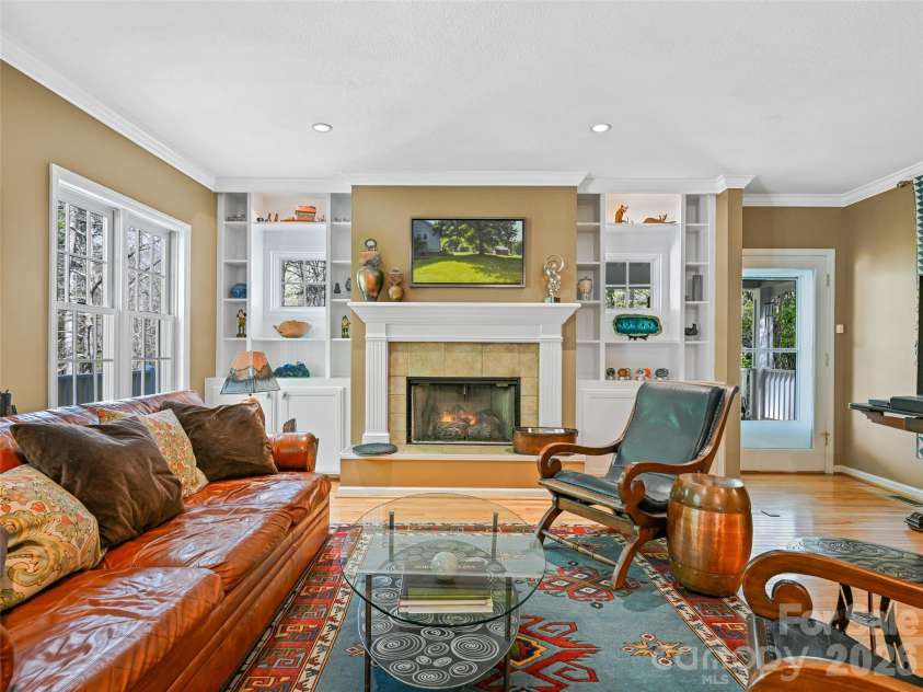18 Thousand Oaks Boulevard, Fairview, NC 28730.  MLS# CAR4368381, YatesRealty ID 11511. 