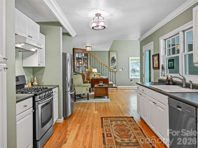 18 Thousand Oaks Boulevard, Fairview, NC 28730.  MLS# CAR4368381, YatesRealty ID 11511. 
