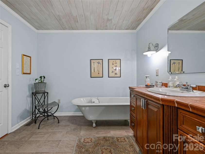 18 Thousand Oaks Boulevard, Fairview, NC 28730.  MLS# CAR4368381, YatesRealty ID 11511. 