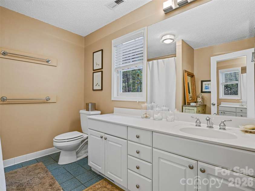 18 Thousand Oaks Boulevard, Fairview, NC 28730.  MLS# CAR4368381, YatesRealty ID 11511. 