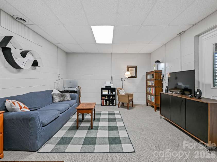 18 Thousand Oaks Boulevard, Fairview, NC 28730.  MLS# CAR4368381, YatesRealty ID 11511. 