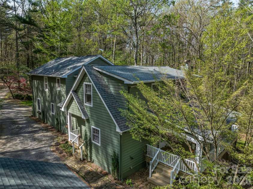 18 Thousand Oaks Boulevard, Fairview, NC 28730.  MLS# CAR4368381, YatesRealty ID 11511. 