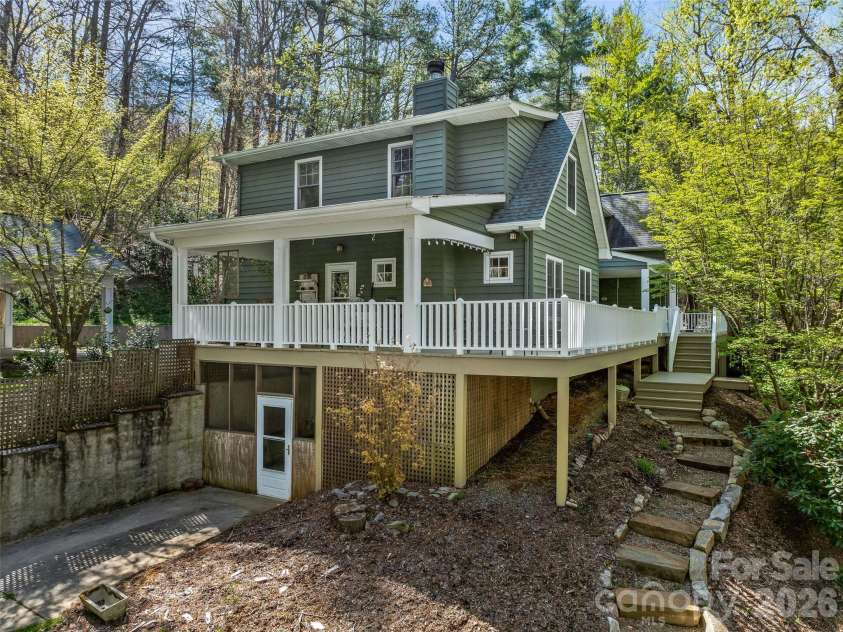 18 Thousand Oaks Boulevard, Fairview, NC 28730.  MLS# CAR4368381, YatesRealty ID 11511. 