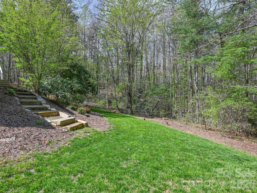 18 Thousand Oaks Boulevard, Fairview, NC 28730.  MLS# CAR4368381, YatesRealty ID 11511. 