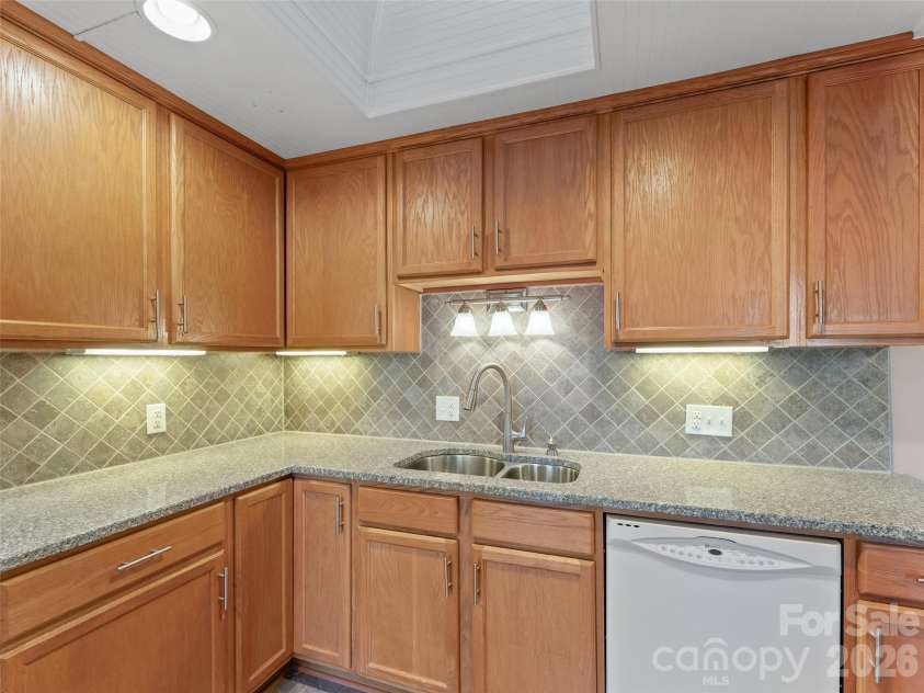 29 Reynolda Drive, Asheville, NC 28803.  MLS# CAR4368565, YatesRealty ID 11512. 