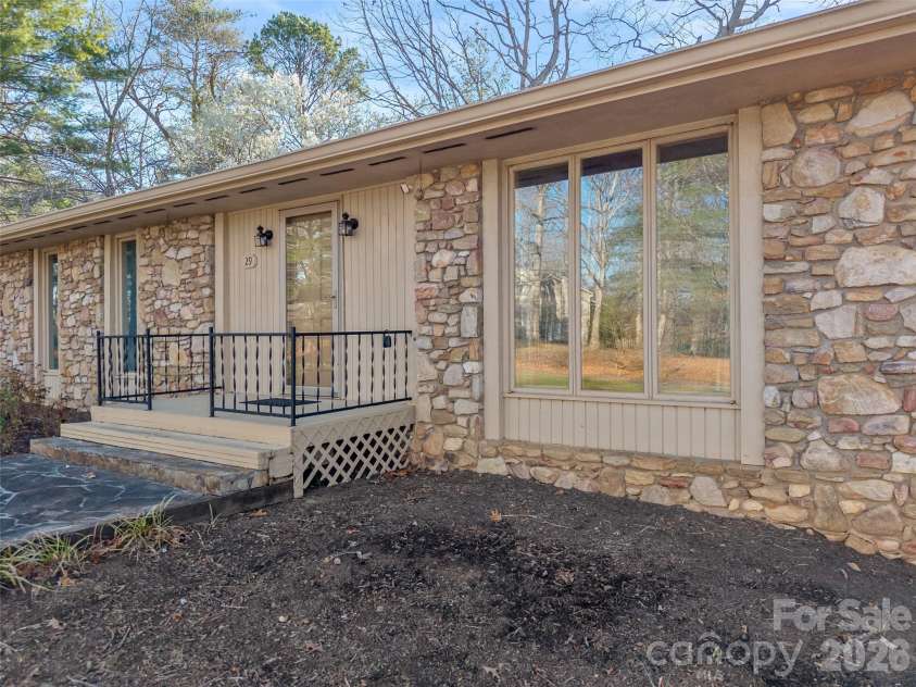 29 Reynolda Drive, Asheville, NC 28803.  MLS# CAR4368565, YatesRealty ID 11512. 