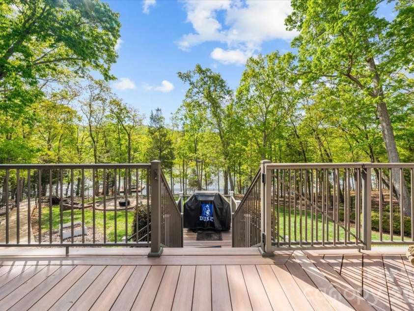 135 Harbor Drive, Lexington, NC 27292.  MLS# CAR4368626, YatesRealty ID 11514. 