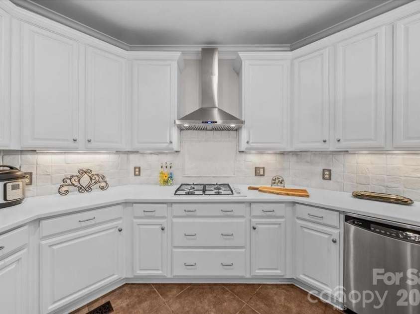 135 Harbor Drive, Lexington, NC 27292.  MLS# CAR4368626, YatesRealty ID 11514. 
