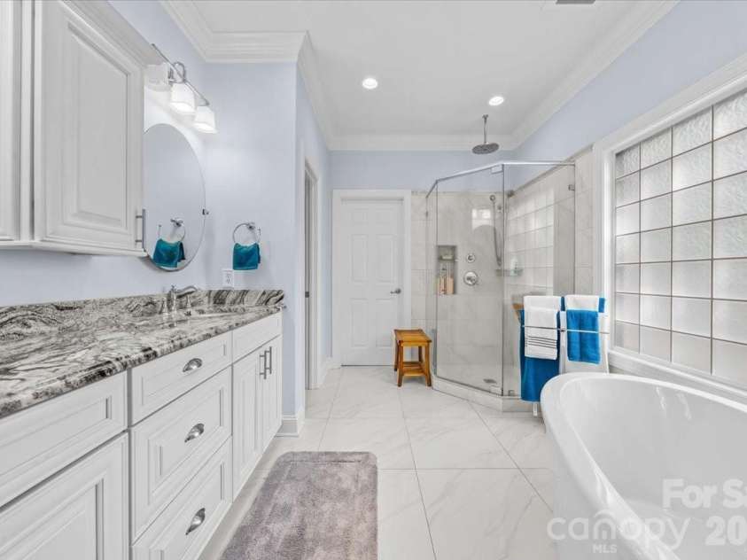 135 Harbor Drive, Lexington, NC 27292.  MLS# CAR4368626, YatesRealty ID 11514. 