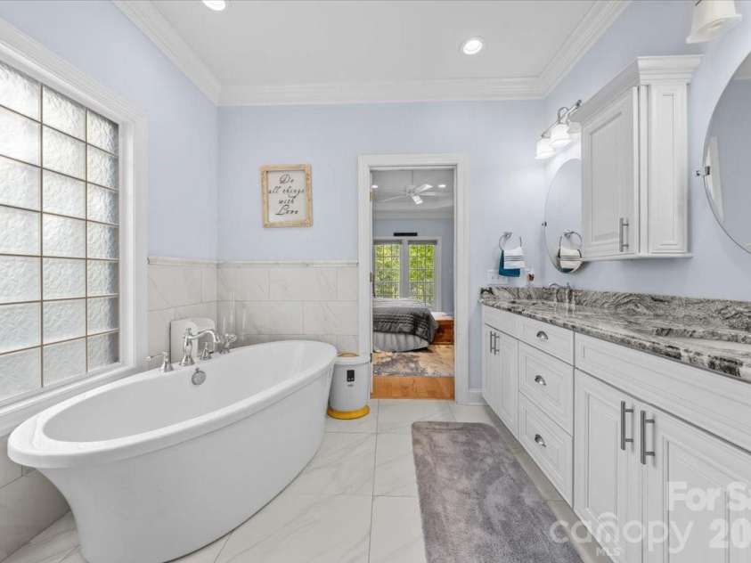 135 Harbor Drive, Lexington, NC 27292.  MLS# CAR4368626, YatesRealty ID 11514. 