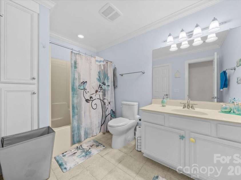 135 Harbor Drive, Lexington, NC 27292.  MLS# CAR4368626, YatesRealty ID 11514. 