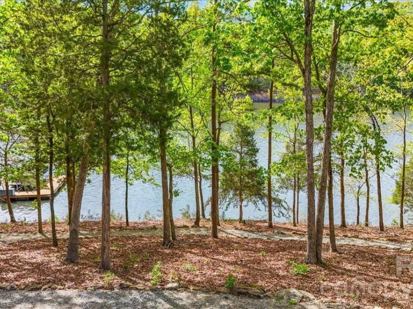135 Harbor Drive, Lexington, NC 27292.  MLS# CAR4368626, YatesRealty ID 11514. 