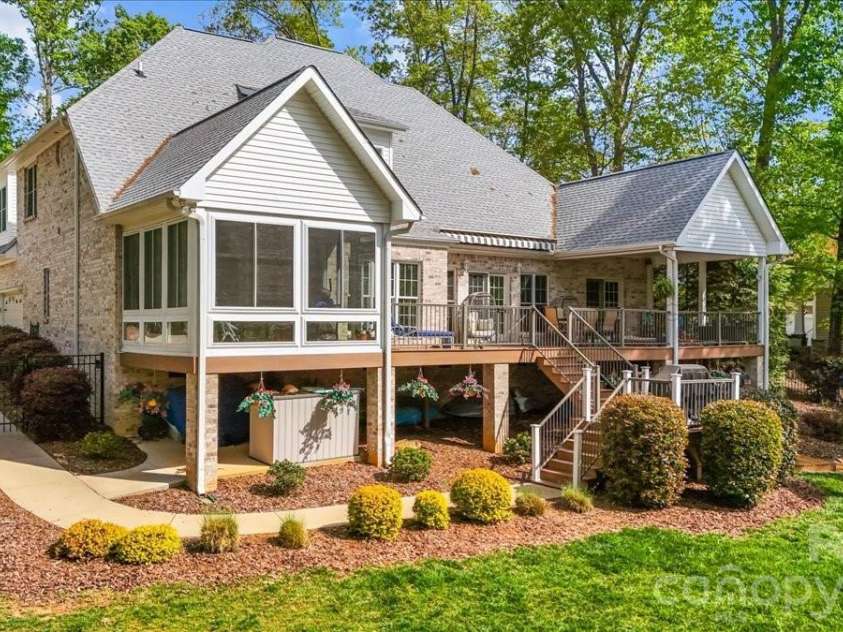 135 Harbor Drive, Lexington, NC 27292.  MLS# CAR4368626, YatesRealty ID 11514. 