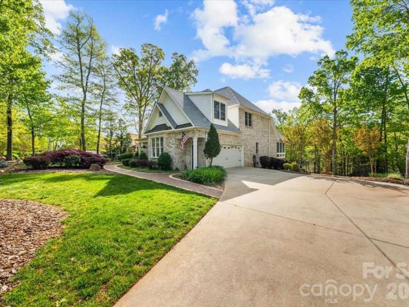 135 Harbor Drive, Lexington, NC 27292.  MLS# CAR4368626, YatesRealty ID 11514. 