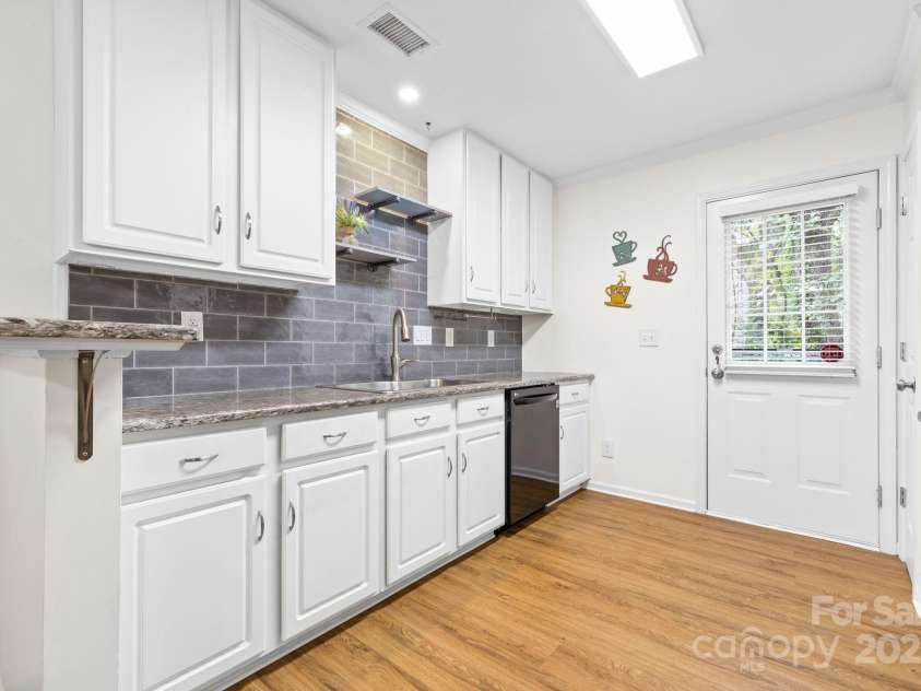 3414 Chagall Court, Charlotte, NC 28205.  MLS# CAR4242832, YatesRealty ID 11515. Granite in the Kitchen