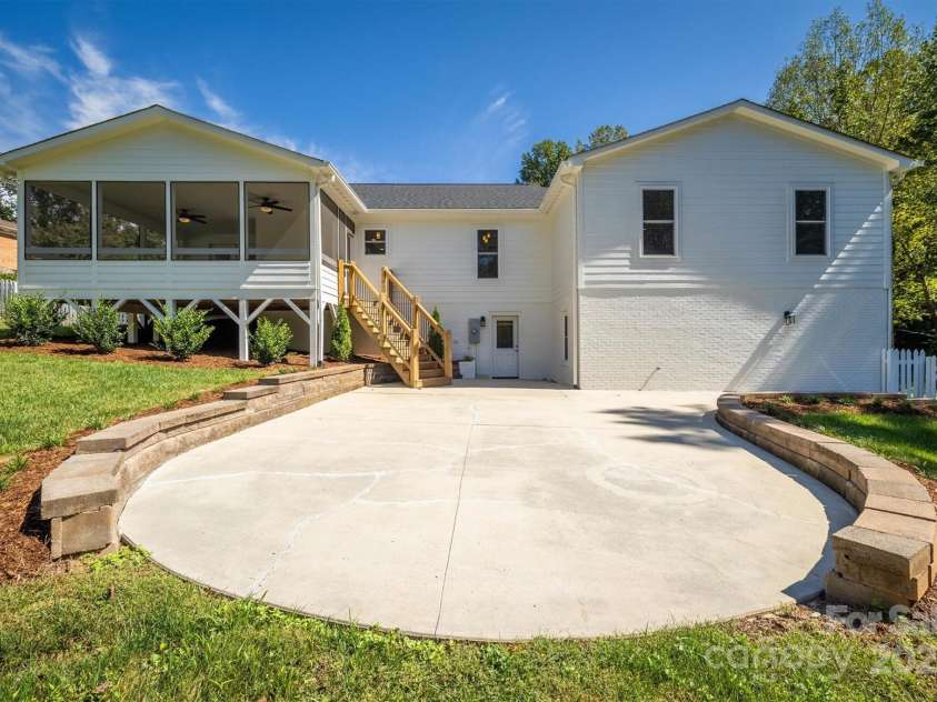 2912 Woodstream Drive, Valdese, NC 28690.  MLS# CAR4308956, YatesRealty ID 11519. Perfect for entertaining! 