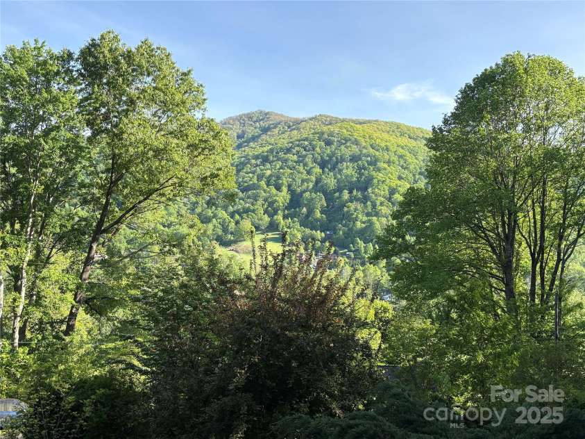 108 Golfview Drive, Maggie Valley, NC 28751.  MLS# CAR4254101, YatesRealty ID 11520. 
