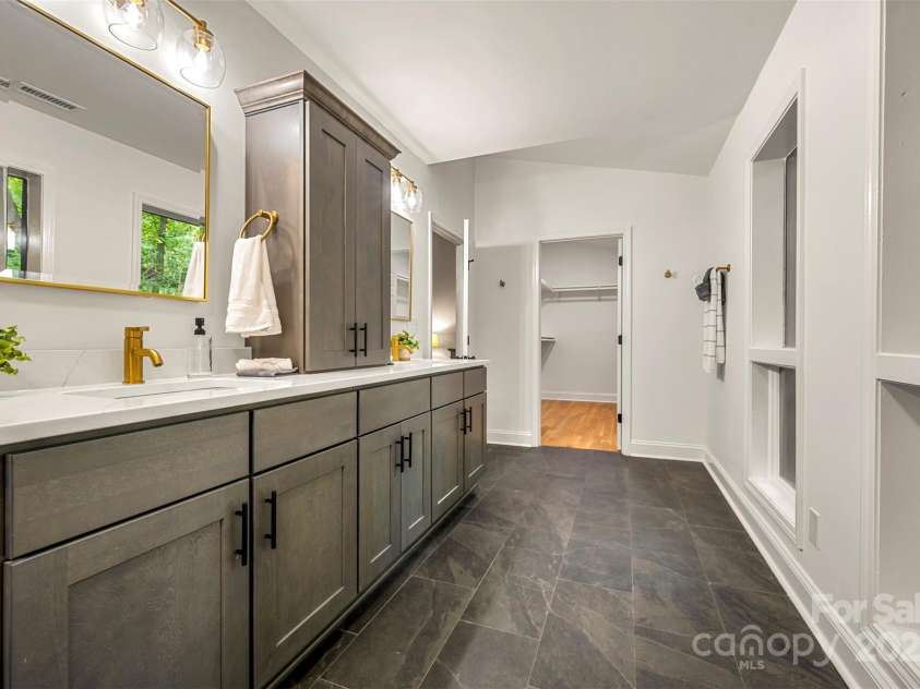 160 Lasae Lane, Tryon, NC 28782.  MLS# CAR4308669, YatesRealty ID 11520. Upstairs Primary Bath