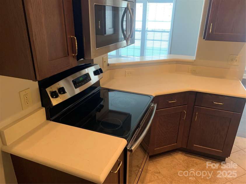 11622 Lioness Street, Charlotte, NC 28273.  MLS# CAR4254241, YatesRealty ID 11524. Enjoy being the chef but don't miss out on what's happening in the Great Room. Bar stools would be nice addition!