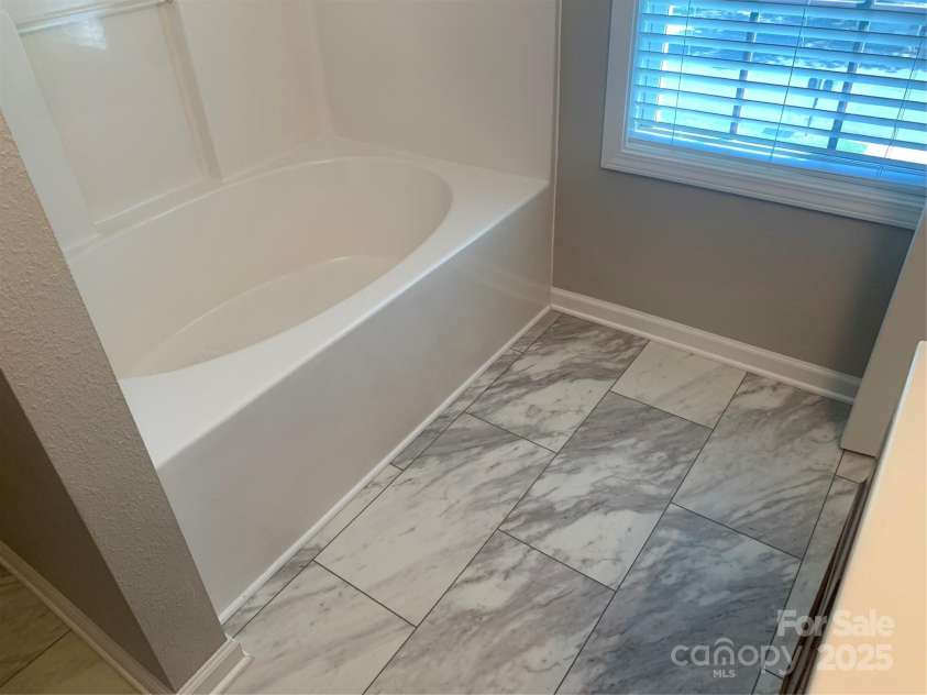 11622 Lioness Street, Charlotte, NC 28273.  MLS# CAR4254241, YatesRealty ID 11524. New flooring.