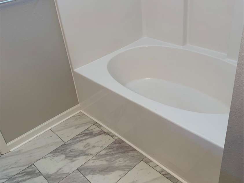 11622 Lioness Street, Charlotte, NC 28273.  MLS# CAR4254241, YatesRealty ID 11524. New flooring. Garden tub and shower. New transom glass in window. Linen closet.