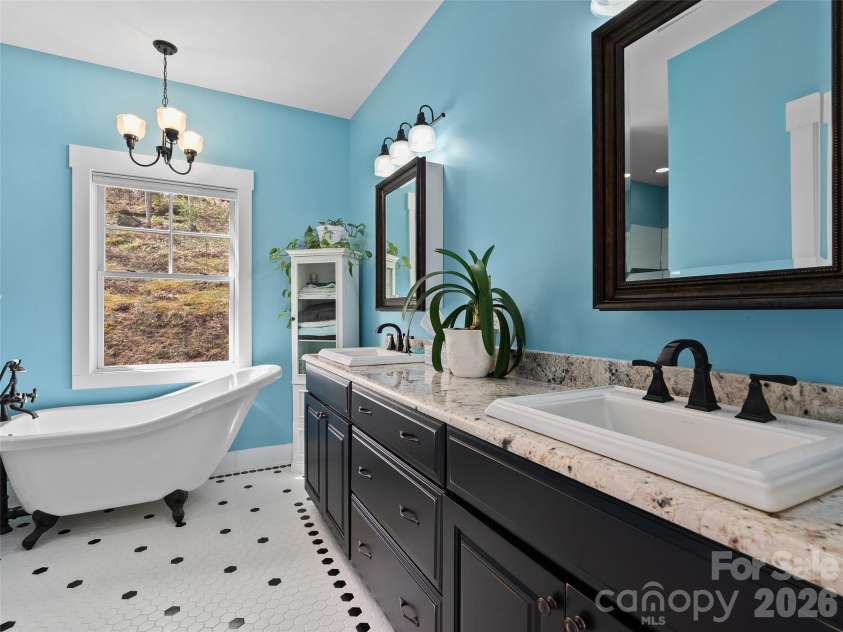 711 Winfield Drive, Clyde, NC 28721.  MLS# CAR4367312, YatesRealty ID 11527. 