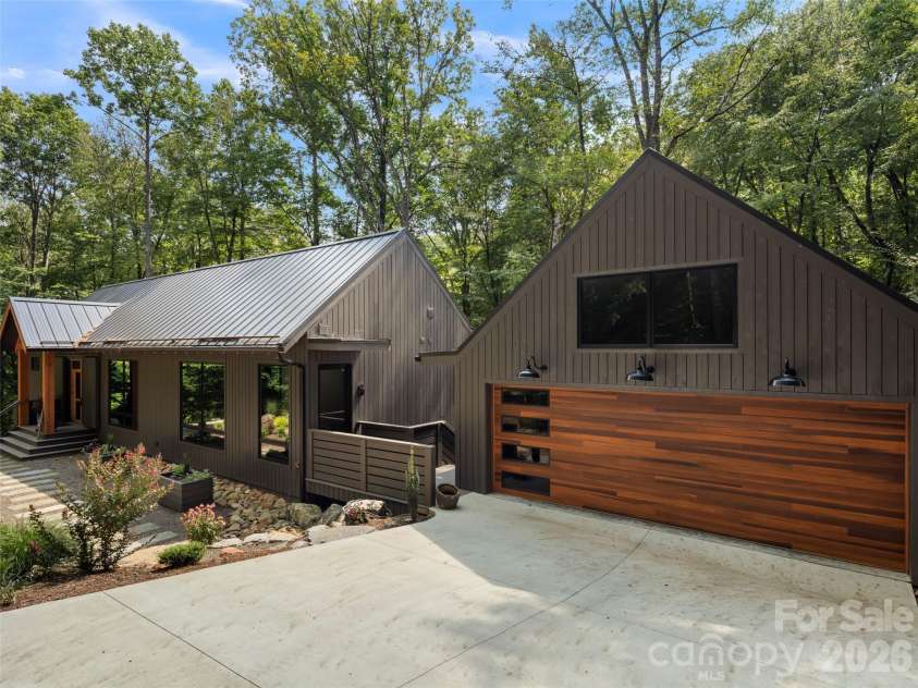 80 Hemlock Circle, Black Mountain, NC 28711.  MLS# CAR4367338, YatesRealty ID 11528. 