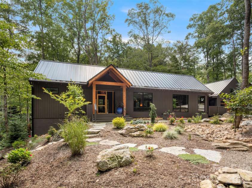 80 Hemlock Circle, Black Mountain, NC 28711.  MLS# CAR4367338, YatesRealty ID 11528. 