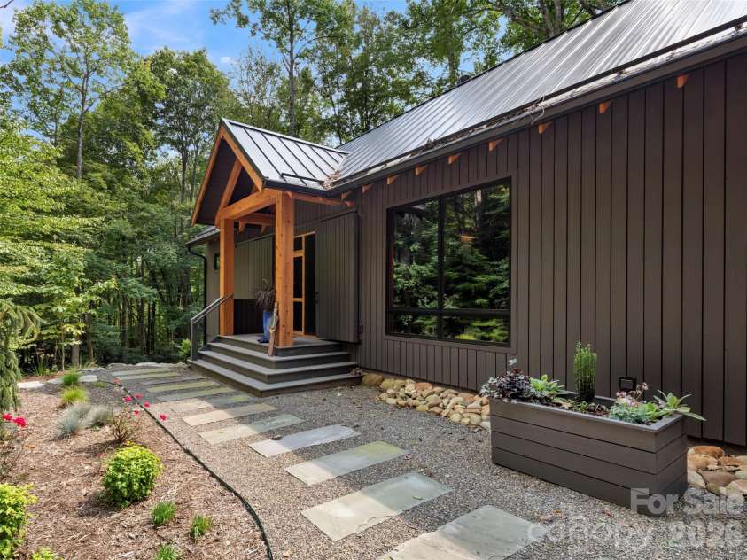 80 Hemlock Circle, Black Mountain, NC 28711.  MLS# CAR4367338, YatesRealty ID 11528. 