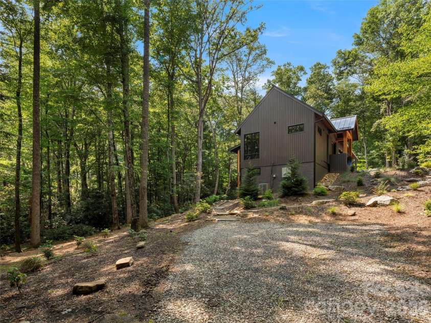 80 Hemlock Circle, Black Mountain, NC 28711.  MLS# CAR4367338, YatesRealty ID 11528. 
