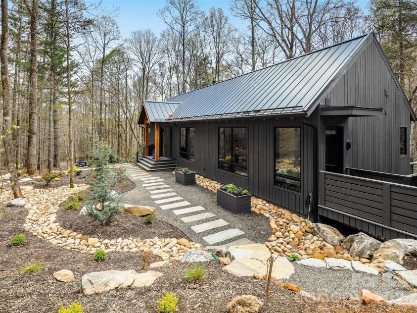 80 Hemlock Circle, Black Mountain, NC 28711.  MLS# CAR4367338, YatesRealty ID 11528. Front walkway