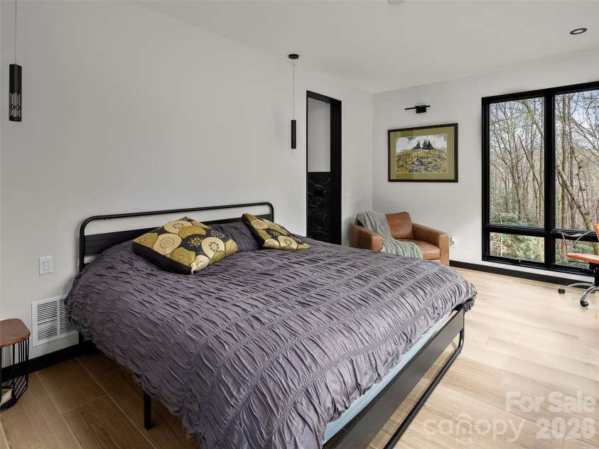 80 Hemlock Circle, Black Mountain, NC 28711.  MLS# CAR4367338, YatesRealty ID 11528. Primary Suite