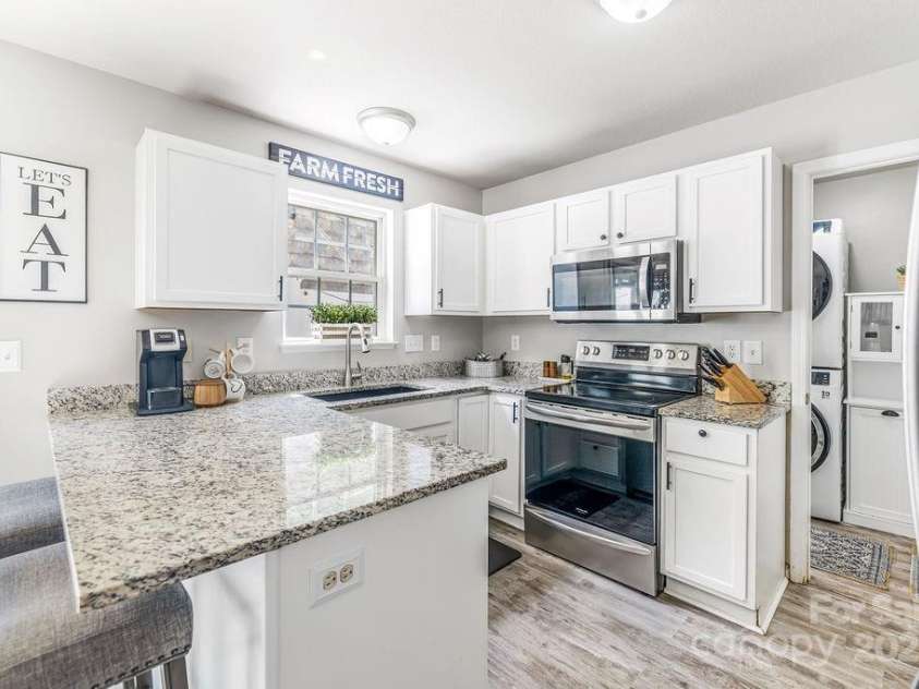 41 Lanceford Circle, Fletcher, NC 28732.  MLS# CAR4252559, YatesRealty ID 11531. Updated kitchen w/ granite counters