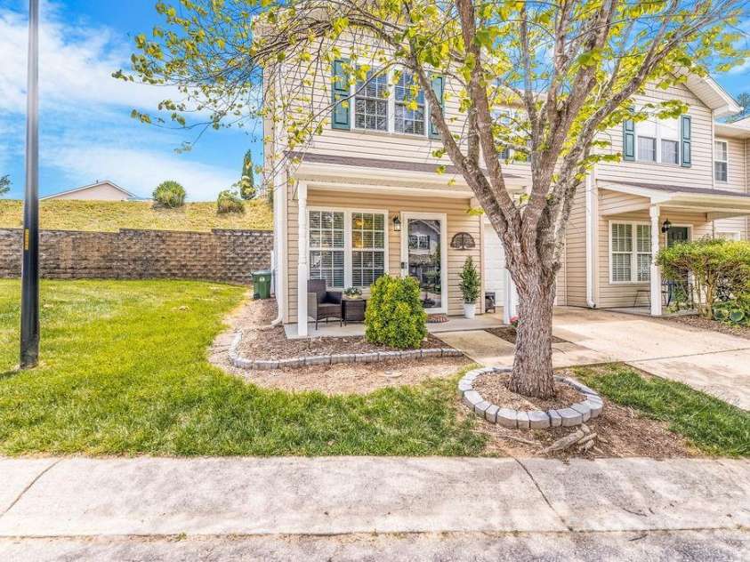 41 Lanceford Circle, Fletcher, NC 28732.  MLS# CAR4252559, YatesRealty ID 11531. Welcome to 41 Lanceford Circle! An end unit with a nice flat side yard - perfect for lawn games!