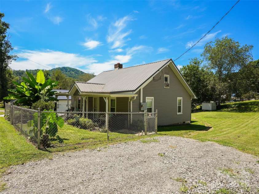 177 Dewey Avenue, Canton, NC 28716.  MLS# CAR4297479, YatesRealty ID 11536. 