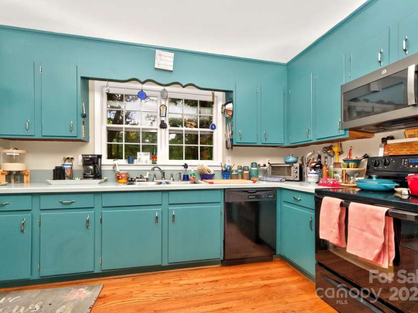 3430 Rea Road, Charlotte, NC 28226.  MLS# CAR4256646, YatesRealty ID 11536. Plenty of counter and cabinet space