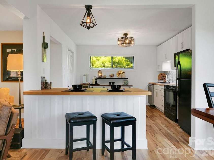 216 Tinequa Drive, Brevard, NC 28712.  MLS# CAR4365636, YatesRealty ID 11539. Breakfast bar with pendant lighting