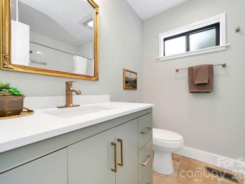 216 Tinequa Drive, Brevard, NC 28712.  MLS# CAR4365636, YatesRealty ID 11539. Newly remodeled guest bath...