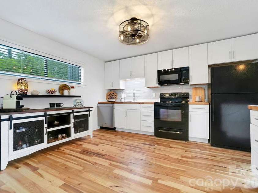 216 Tinequa Drive, Brevard, NC 28712.  MLS# CAR4365636, YatesRealty ID 11539. Spacious kitchen