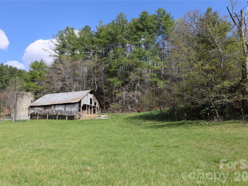 1422 Middle Fork Road, Hendersonville, NC 28792.  MLS# CAR4365669, YatesRealty ID 11541. 