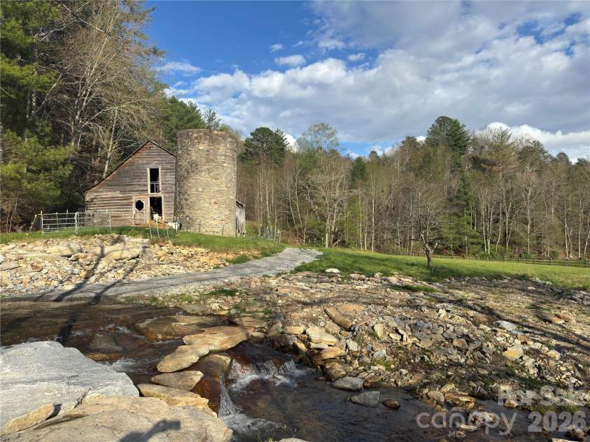 1422 Middle Fork Road, Hendersonville, NC 28792.  MLS# CAR4365669, YatesRealty ID 11541. 