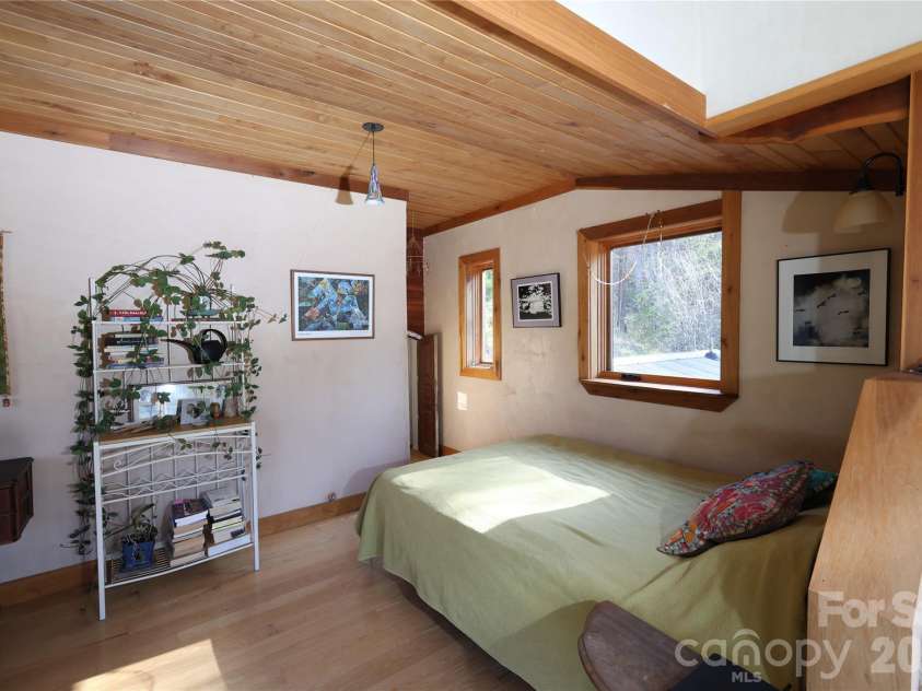 1422 Middle Fork Road, Hendersonville, NC 28792.  MLS# CAR4365669, YatesRealty ID 11541. 