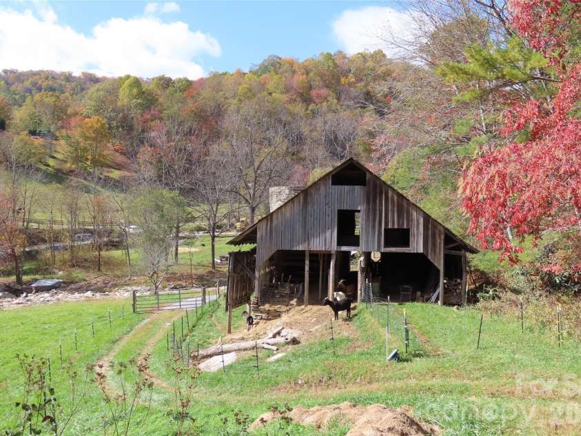 1422 Middle Fork Road, Hendersonville, NC 28792.  MLS# CAR4365669, YatesRealty ID 11541. 
