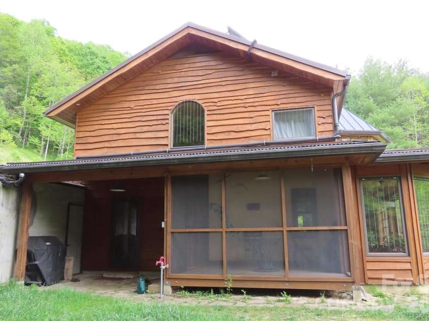 1422 Middle Fork Road, Hendersonville, NC 28792.  MLS# CAR4365669, YatesRealty ID 11541. 