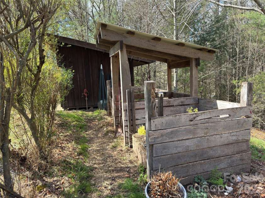 1422 Middle Fork Road, Hendersonville, NC 28792.  MLS# CAR4365669, YatesRealty ID 11541. 