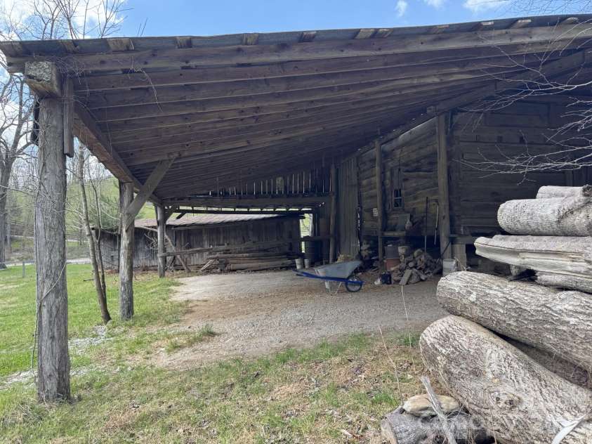 1422 Middle Fork Road, Hendersonville, NC 28792.  MLS# CAR4365669, YatesRealty ID 11541. 